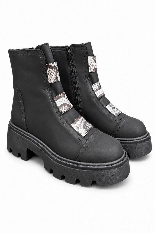 d41bfa39-7abc-46a7-9562-6e3f89d5a652 Дамски боти с декоративни ластици Ned’s NOIR EDGE с масивна релефна подметка, стабилен ток 4 см и предна платформа 3 см